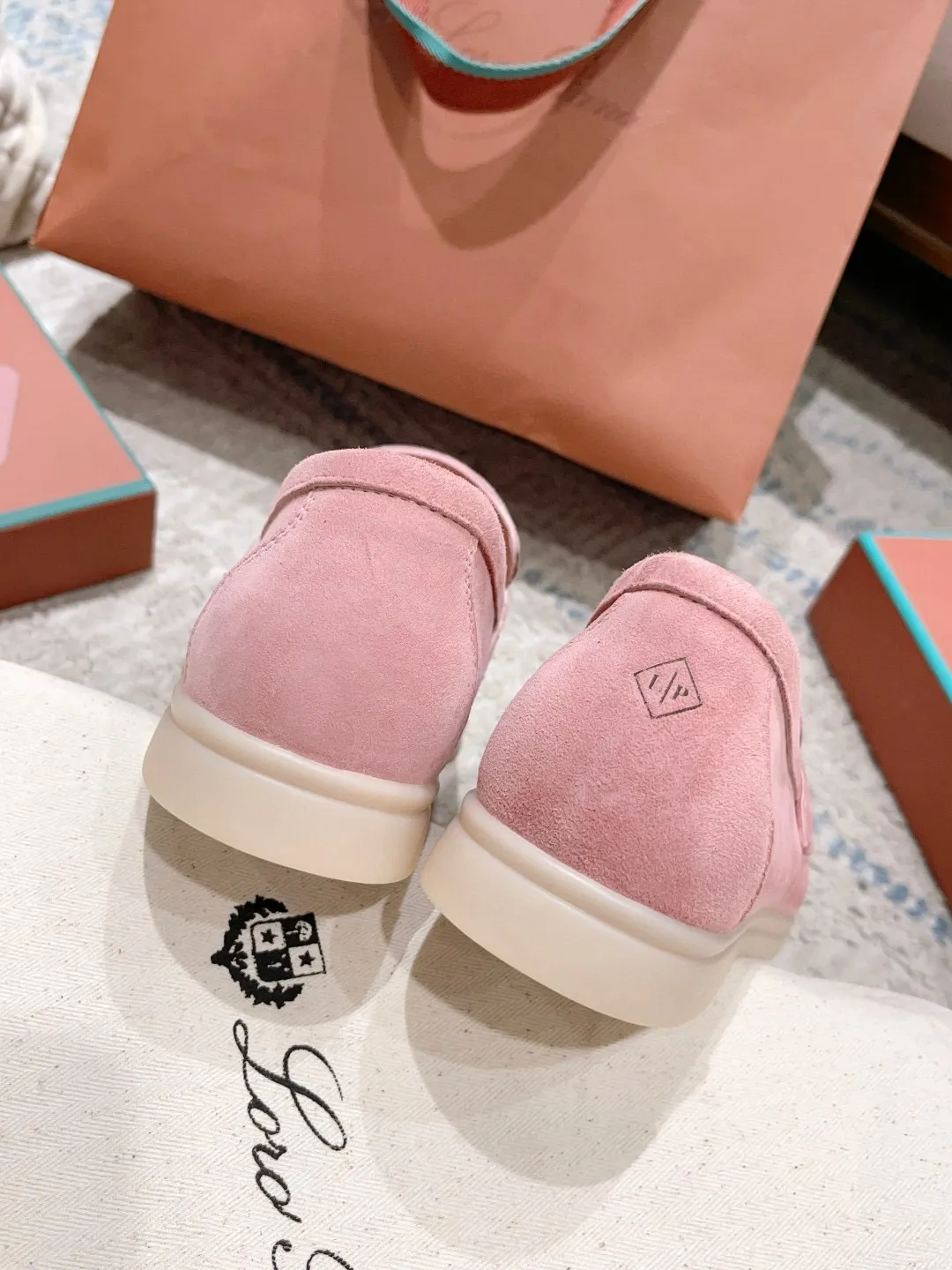 Factory price: 520💰4050 new color. Original purchase, 1⃣️: 1⃣️ folded and developed, Loro Piana professional model to try on feet, quality purchase level, flash sale of common products on the market, welcome to compare, original packaging. Fabric: Imported from Italy🐑High mercerized shearling, Lining: Hand-sewn mark thread in water-dyed cowhide imported from Italy🧵, high-end and elegant. Comfortable on the feet. Size: Women's 35-42 (41, 42) customized, non-returnable, men's 38-45 (46, 47, 48) customized, non-refundable. Fashionable boutiques that you can’t miss, a must-have item